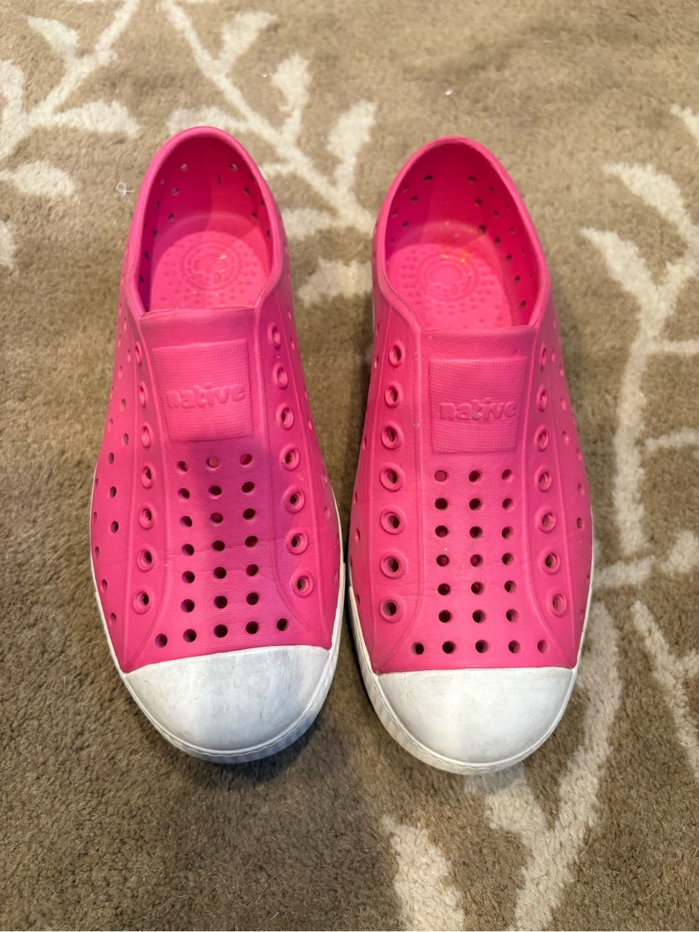 Native Jefferson Kids Slip-On Shoes in Hot Pink Size 1